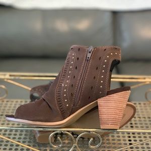 Bare Traps Women's Renae Peep Toe Booty Brown NWOT